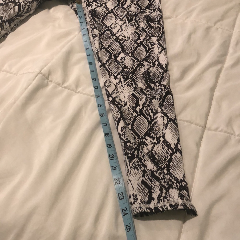 Fabletics animal print leggings in black and white - Picture 2 of 6